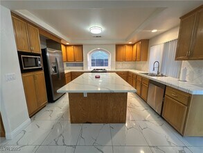 6678 Starshell Bay Ave in Las Vegas, NV - Building Photo - Building Photo