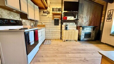 240 Mogul Hill Rd in Sandpoint, ID - Building Photo - Building Photo