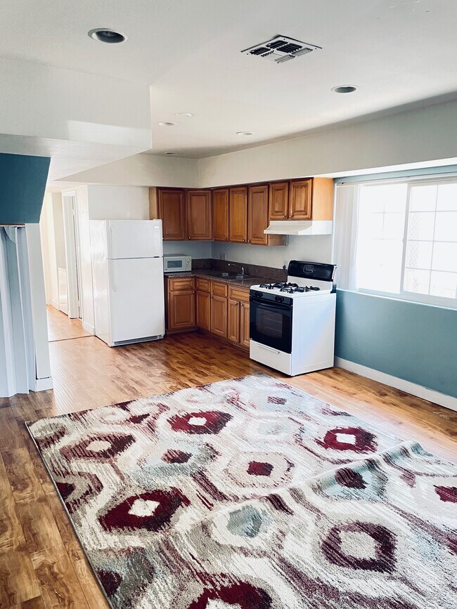 950 S Kenmore Ave, Unit 950 in Los Angeles, CA - Building Photo - Building Photo
