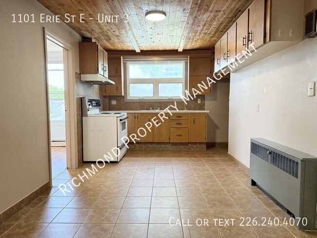 1101 Erie St E