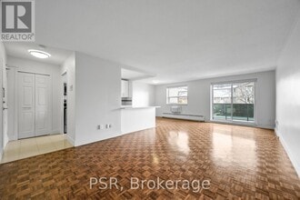 2300 Marine Dr in Oakville, ON - Building Photo - Building Photo