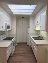 2280 Via Mariposa W in Laguna Woods, CA - Building Photo