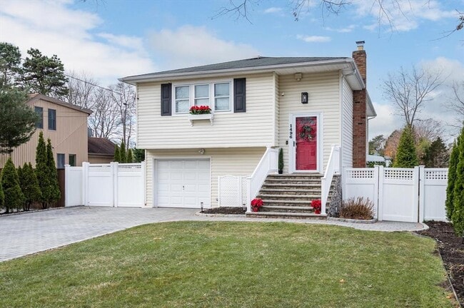 1496 Ocean Ave in Bohemia, NY - Building Photo - Building Photo