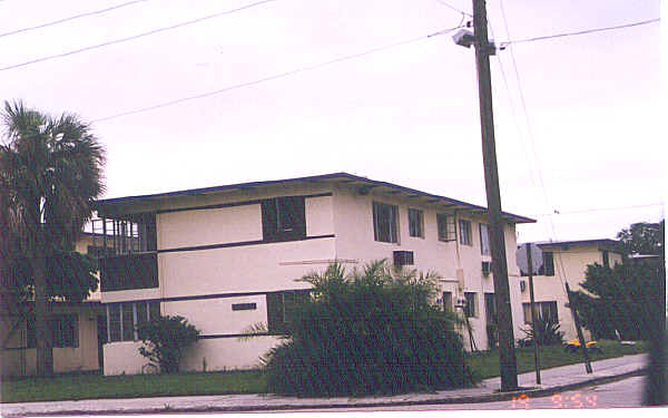 Lakeside Colony Apartments in St. Petersburg, FL - Foto de edificio - Building Photo