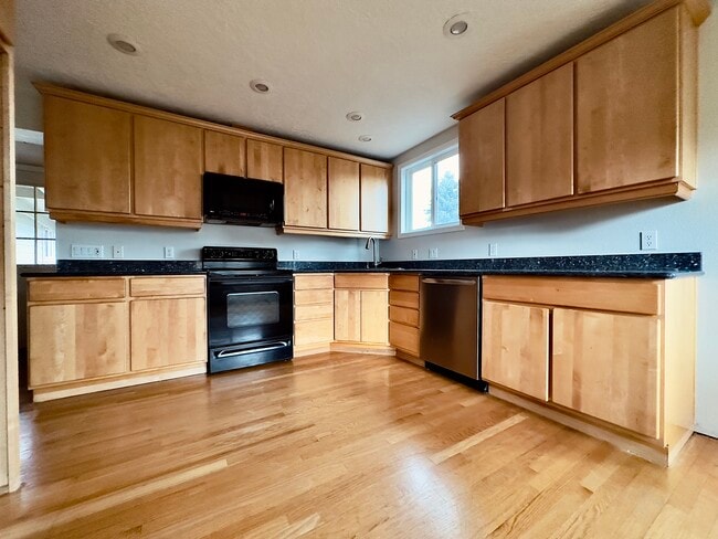 8717 NE Webster St, Unit A in Portland, OR - Building Photo - Building Photo