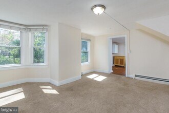 124 Washington Rd in Princeton Junction, NJ - Foto de edificio - Building Photo