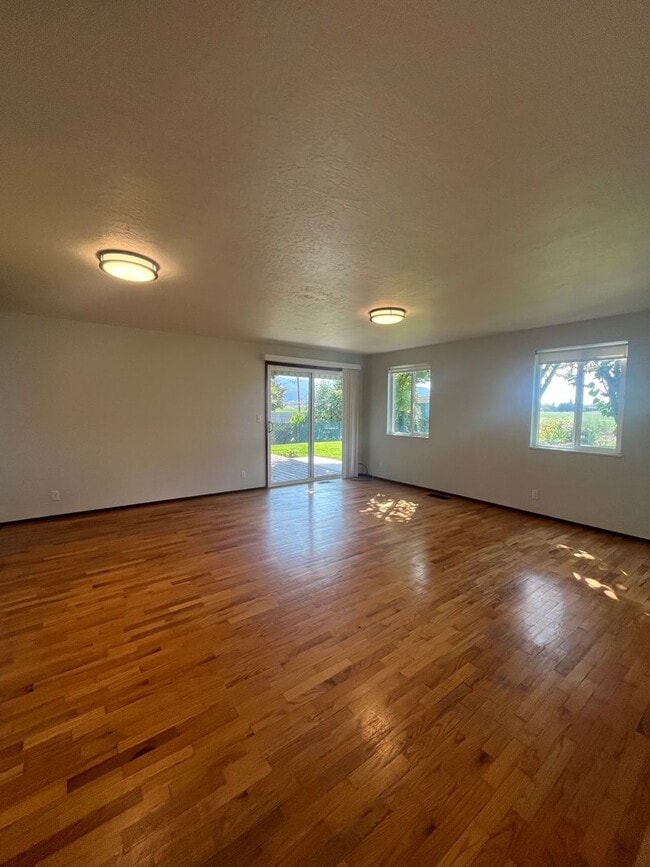 33626 Paiute Ln in Eugene, OR - Building Photo - Building Photo