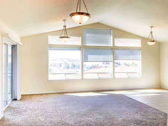 303-305 Victoria Dr in Moscow, ID - Building Photo - Building Photo