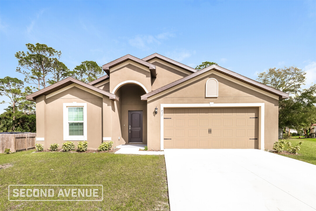 437 Whitehall Ave SW in Palm Bay, FL - Foto de edificio