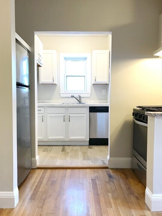 44 Rockvale Cir in Boston, MA - Building Photo