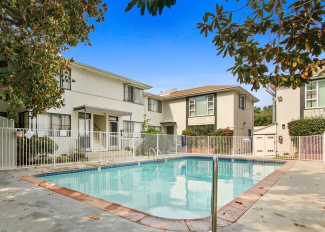 3144-3152 S. Barrington Ave in Mar Vista - Has a Pool!