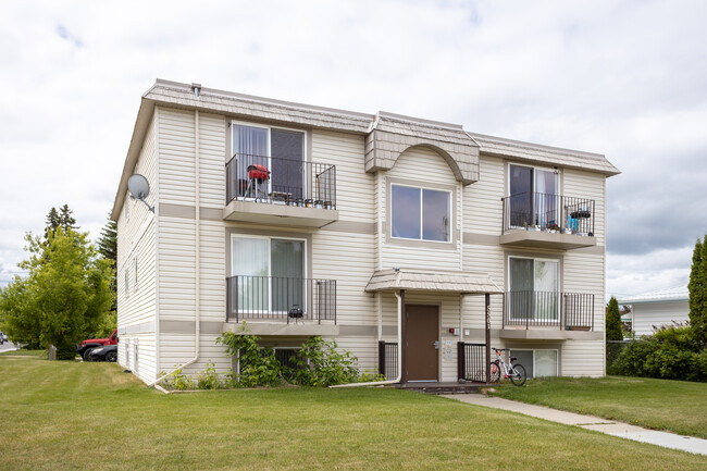 5501 37 St in Red Deer, AB - Building Photo - Building Photo