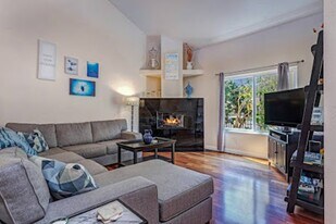 3843 Riviera Dr, Unit 2 in San Diego, CA - Building Photo