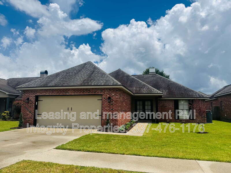 204 Colchester Dr in Broussard, LA - Building Photo