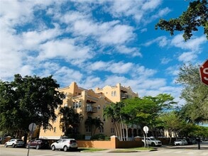 1400 Salzedo St, Unit 303 in Coral Gables, FL - Building Photo - Building Photo