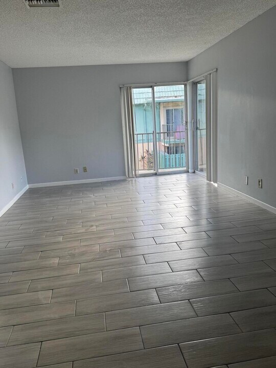 1850 Fairview Villas Dr in West Palm Beach, FL - Building Photo