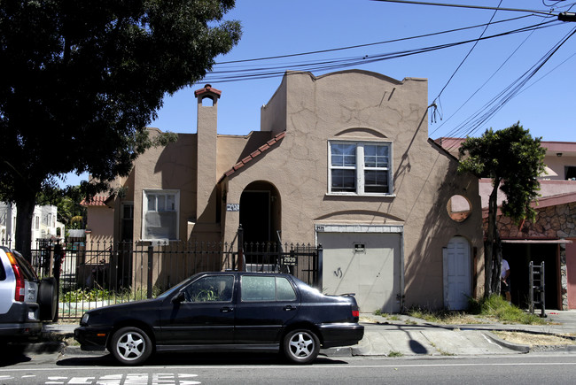 2928 Fruitvale Ave in Oakland, CA - Building Photo - Building Photo