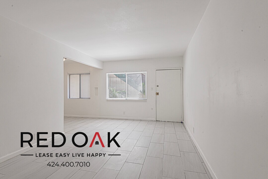 8118 Western Ave in Los Angeles, CA - Building Photo