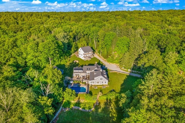 188 Wolf Neck Rd in Stonington, CT - Building Photo - Building Photo