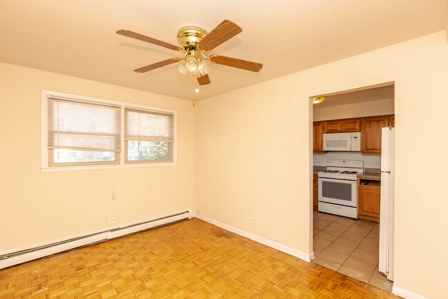 2001 W Touhy Ave-Unit -2001-101 in Chicago, IL - Building Photo - Building Photo