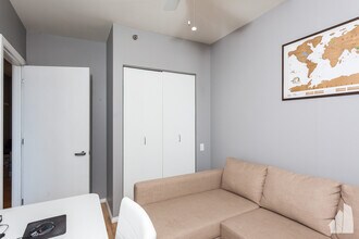 210 S Desplaines St, Unit 1011 in Chicago, IL - Building Photo - Building Photo