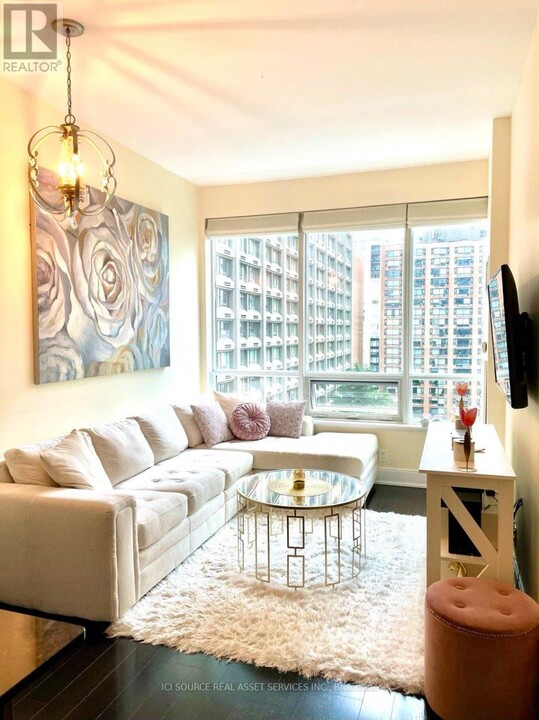 21-1121 Balmuto St in Toronto, ON - Building Photo