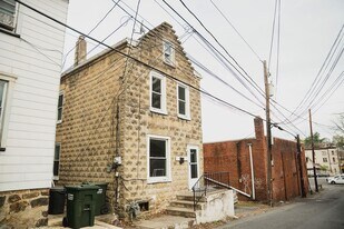 521 Hess St in Bethlehem, PA - Building Photo