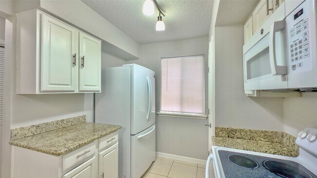 6438 Alisa Ln in Houston, TX - Building Photo - Building Photo