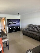 14327 Kendale Lakes Cir in Miami, FL - Building Photo - Building Photo