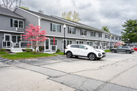 Village Green Condominiums in Warwick, RI - Foto de edificio - Building Photo