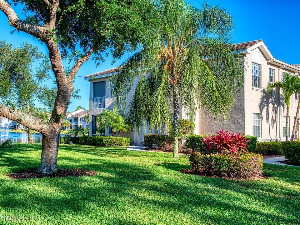 6215 Wilshire Pines Cir in Naples, FL - Building Photo