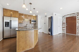 5000 Baltimore Ave, Unit 301 in Kansas City, MO - Foto de edificio - Building Photo