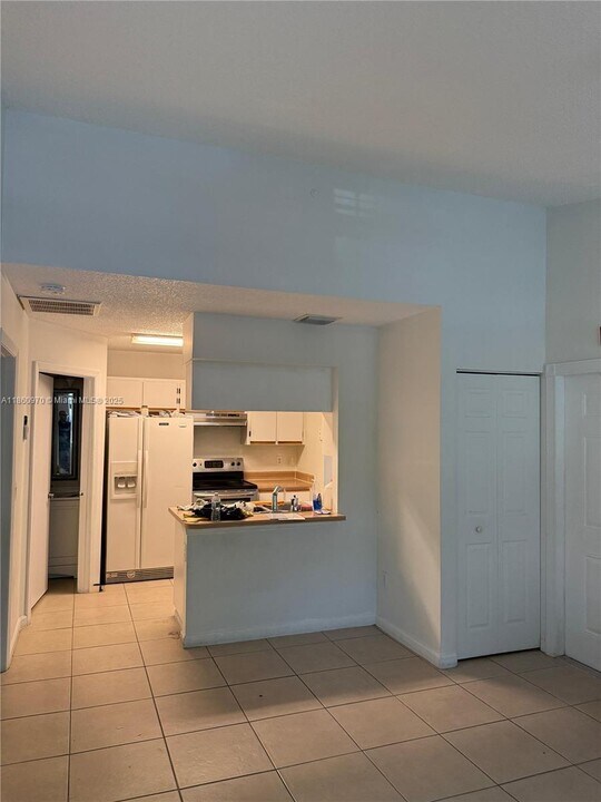18348 NW 68th Ave in Hialeah, FL - Building Photo
