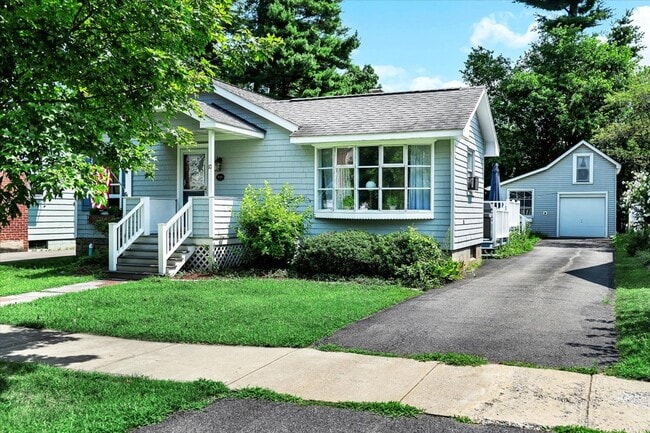 10 Ritchie Pl in Saratoga Springs, NY - Foto de edificio - Building Photo