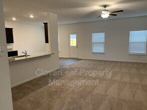 751 Wonderland Trail in New Braunfels, TX - Foto de edificio - Building Photo