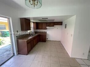 2520 NW 52nd Ave in Lauderhill, FL - Foto de edificio - Building Photo