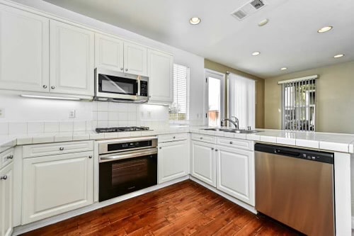 9175 S Cullen Wy in Inglewood, CA - Foto de edificio - Building Photo