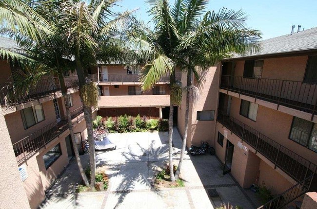 The Med Apartments in Long Beach, CA - Foto de edificio - Building Photo