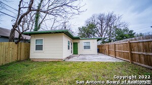 130 E Norwood Ct in San Antonio, TX - Building Photo