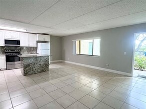 105 Meadows Cir in Boynton Beach, FL - Building Photo - Building Photo