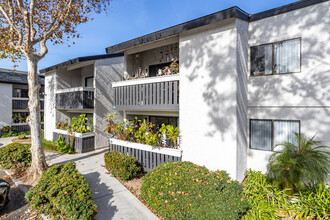 Hazelridge in Anaheim, CA - Building Photo - Building Photo