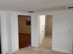 1585 W 53rd St in Hialeah, FL - Building Photo - Building Photo