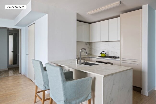 322 W 57th St in New York, NY - Building Photo - Building Photo