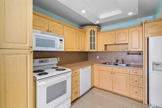 2025 NE 164th St in North Miami Beach, FL - Foto de edificio - Building Photo