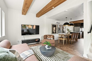 925 NE 23rd Ave in Portland, OR - Building Photo