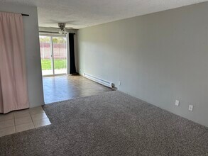 226 W 21st Ave, Unit #E in Kennewick, WA - Foto de edificio - Building Photo