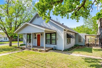 224 W Doyle St in Granbury, TX - Building Photo - Building Photo