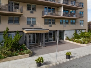 Neptune Towers in Long Beach, NY - Building Photo - Building Photo