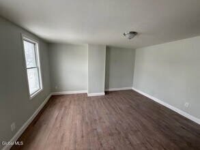 600 Livingston Ave in Albany, NY - Foto de edificio - Building Photo