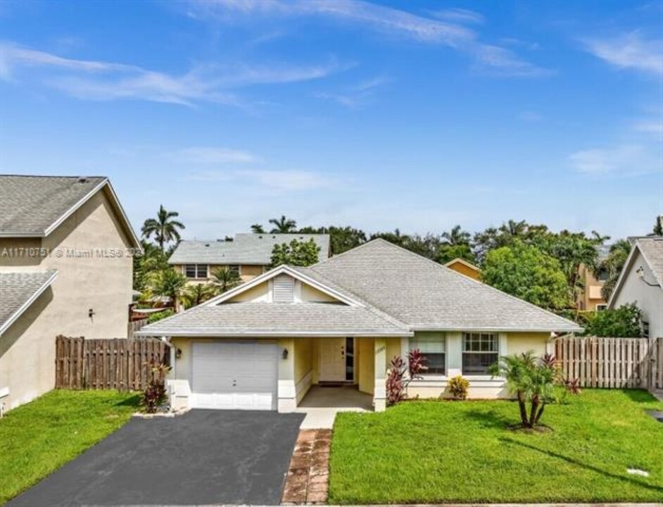 12265 NW 32nd Mnr in Sunrise, FL - Building Photo